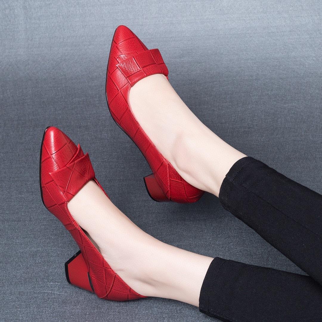 

Рабочая обувь женская обувь 2025 весна новинка остроносый средний каблук квадратный каблук одинарная обувь первый слой тисненая коровья кожа профессиональная женская одинарная обувь 35