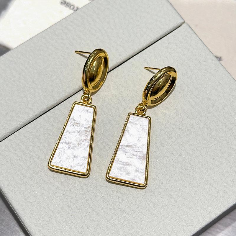 

Korean Geometric Dangle Earrings, Retro Hong Kong Oil Drop Color, High-End Feel, Short Women s Studs белый