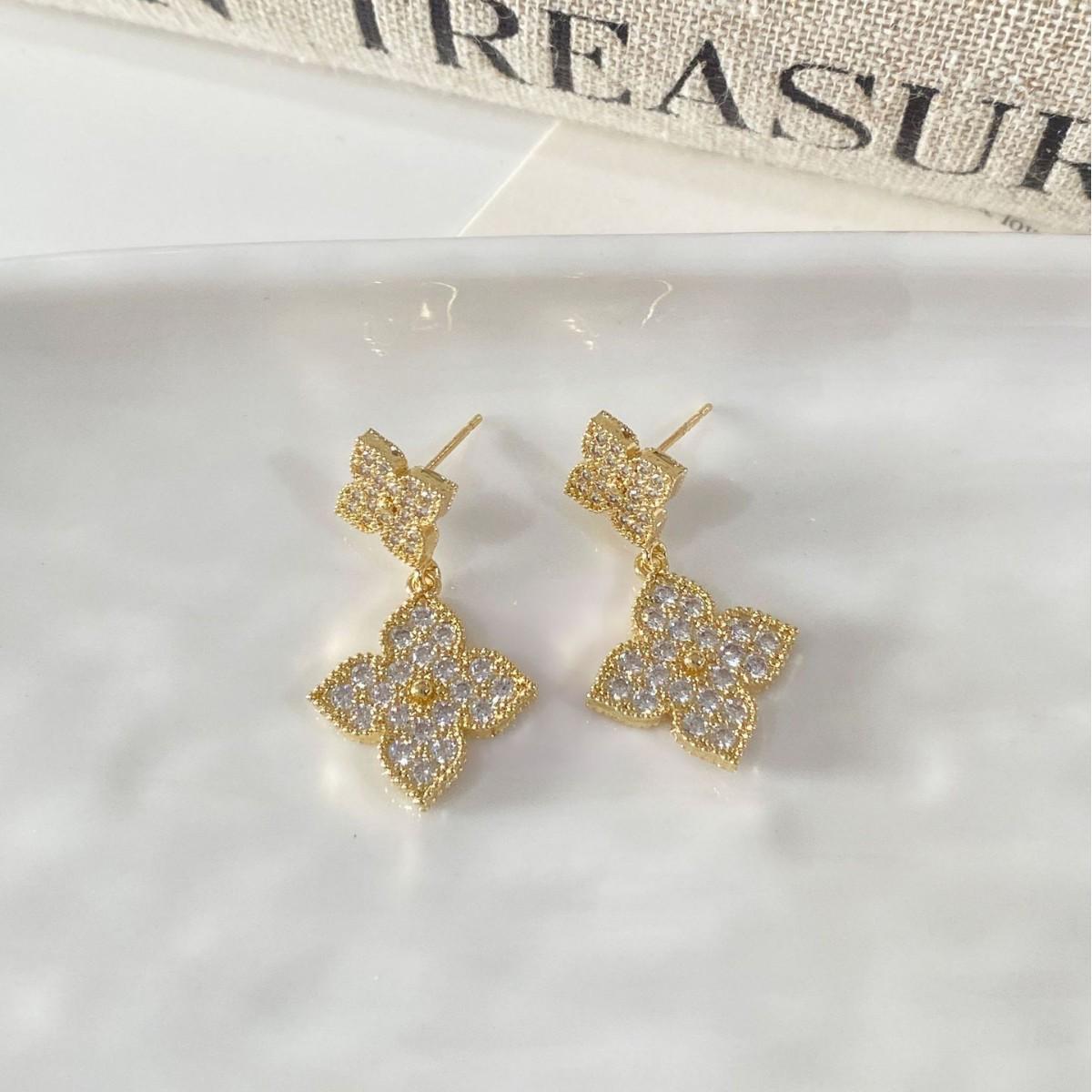 Elegant French Zircon Four-Leaf Clover Stud Earrings - Chic & Versatile for Daily Wear