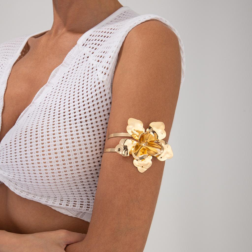 Exaggerated Style Metal Big Flower Necklace Necklace Fashion Three-Dimensional Petal Collarbone Necklace