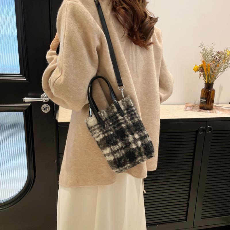 2025 winter woolen stitching fashionable plaid texture new new cross-body shoulder portable small square bag women