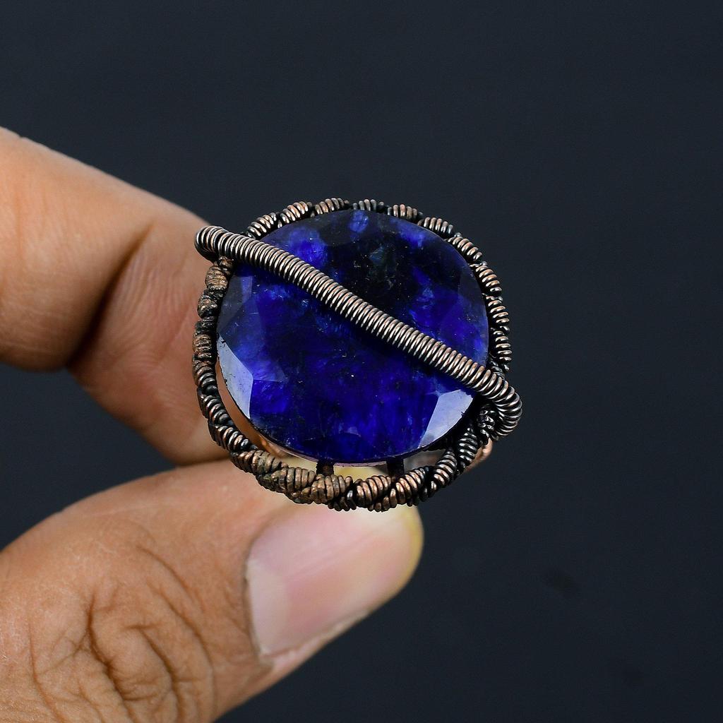 Anillo de joyería hecho a mano envuelto en alambre de cobre con piedra preciosa de zafiro azul creado en laboratorio para ella