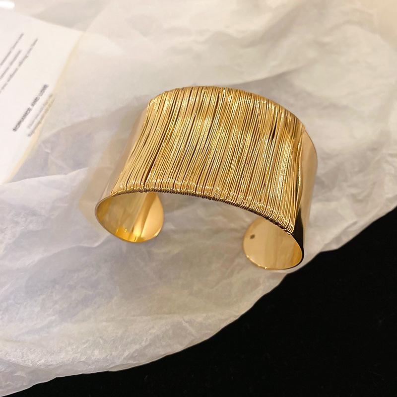 European & American Pleated Metal Bangle: Elegant Cold-Style Bracelet with High-End Luxury Design