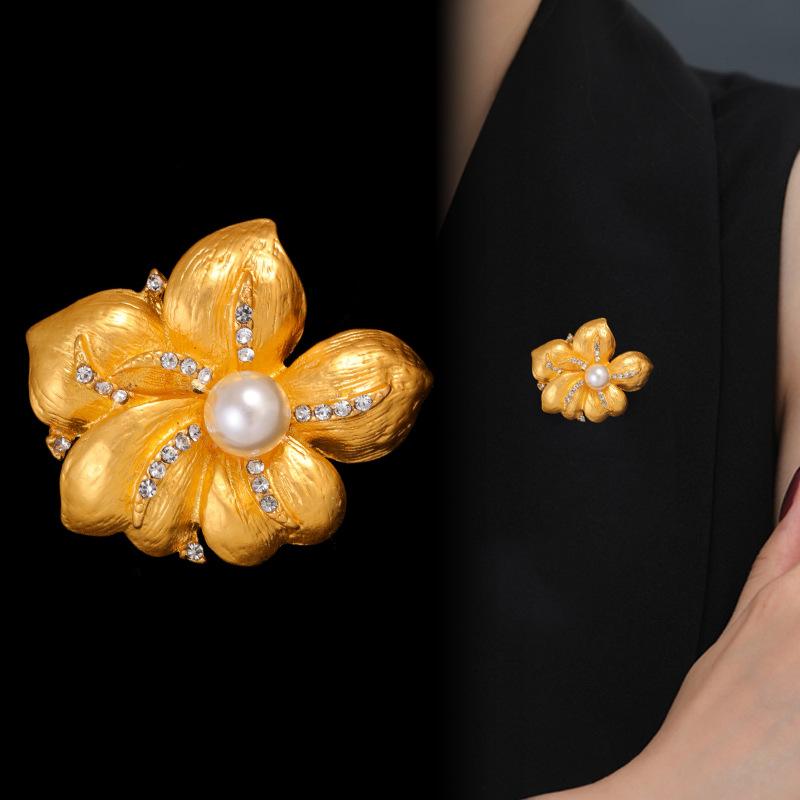 Trendy Rhinestone Florals Brooches for Women Unisex Pearls Flowers Pins Badges Office Party Backpack Gifts Jewelry Accessories