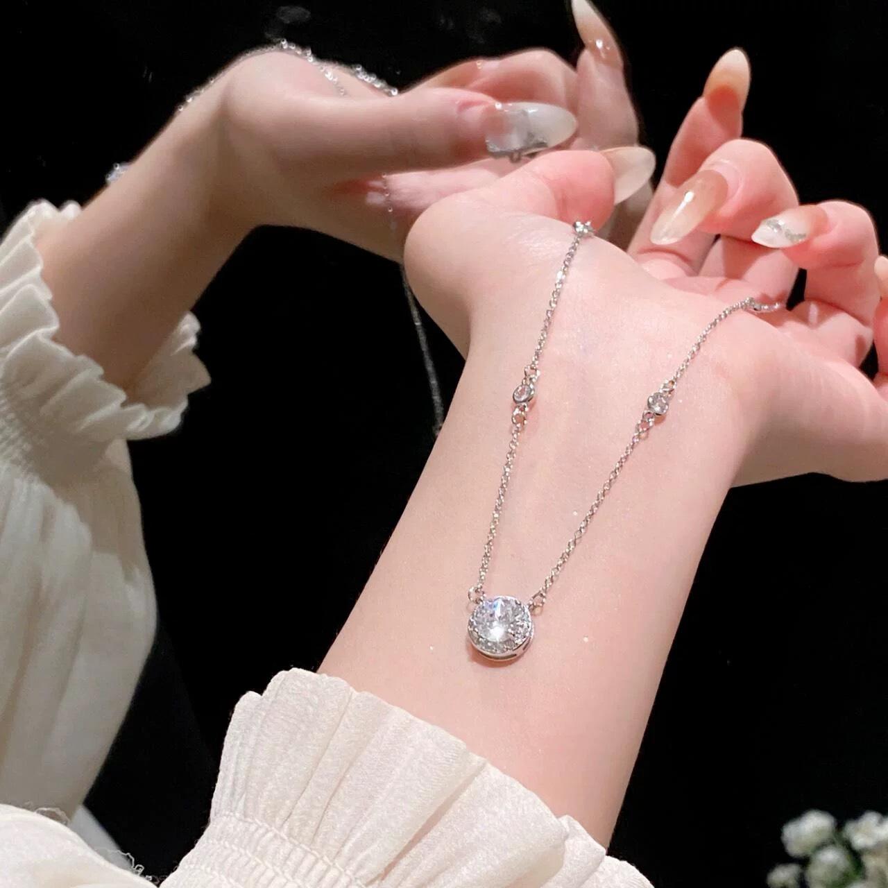 

Colorful Gemstone Square Pendant Necklace: Women s Light Luxury Clavicle Chain with High-End Design білий