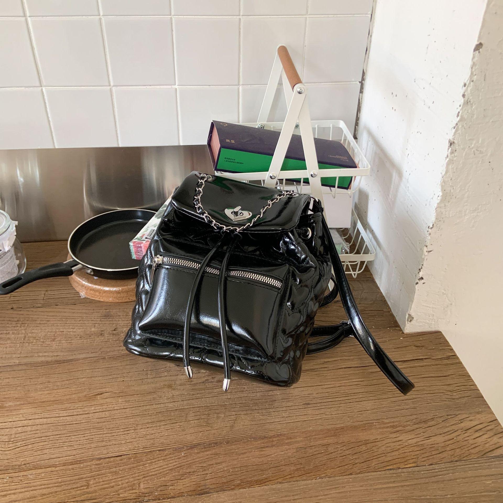 

2025 new niche backpack love lock small fragrant wind bag diamond chain niche backpack bags чёрный