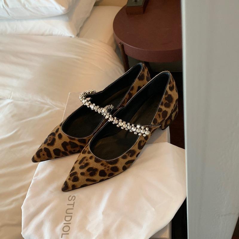 ~ Dîner à Berlin ~ Élégantes petites chaussures pointues étincelantes en diamant avec un imprimé léopard polyvalent à bouche légère