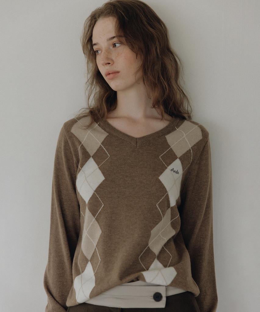 ANDNEEDS Eddy Argyle V-Neck Knit (Camel Brown)