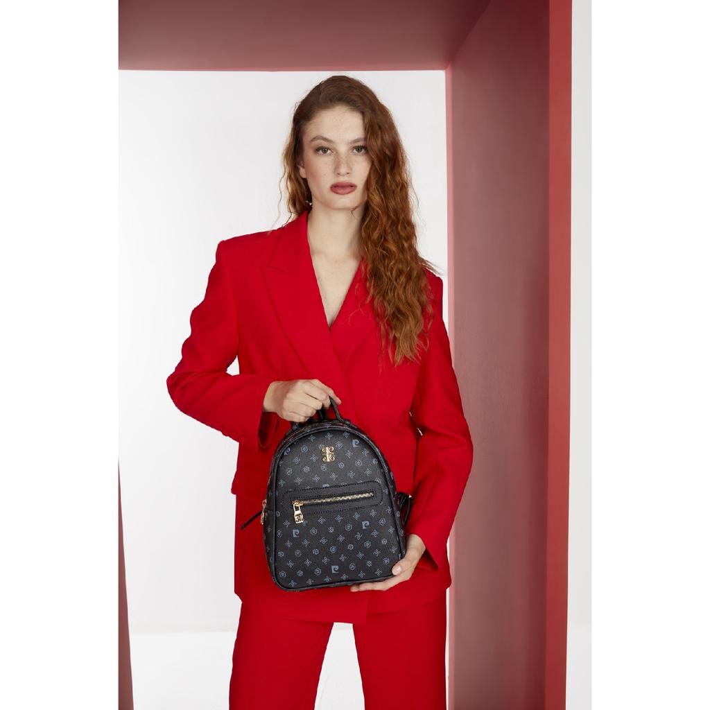 Černý batoh s plovoucím monogramem pro ženy 05po22y1541