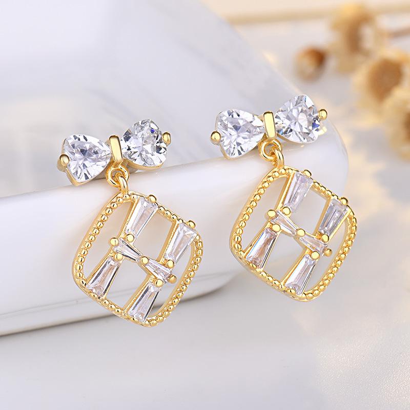 

Letter H Zircon Needle Earrings with Personality and Temperament Versatile