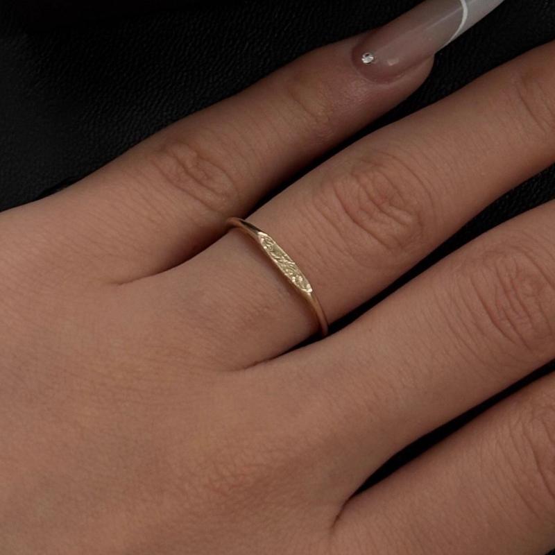 

Retro minimalist no inlay carved two-color pattern carved rings autumn and winter light luxury high-end ring party jewelry gift resizable золотий