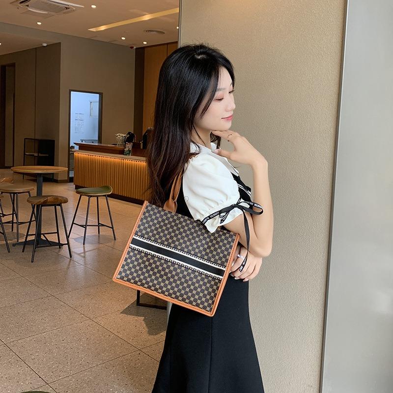 Fashion printed handbag New retro tote bag Contrast color women's bag Casual shopping bag One shoulder messenger bag
