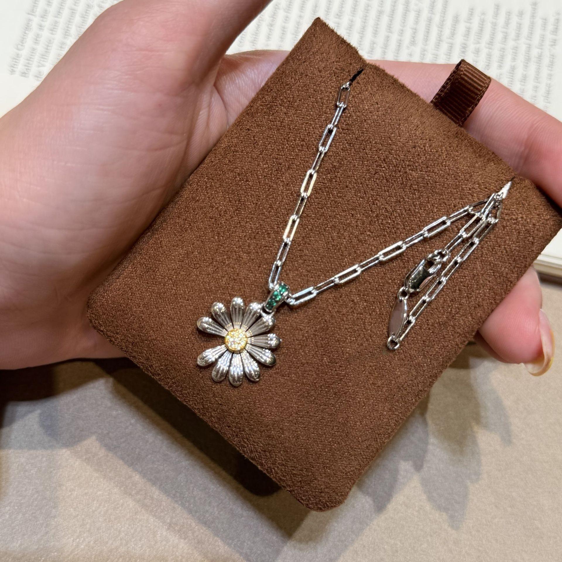 Commuting Simple Necklace, Daisy Collarbone Chain