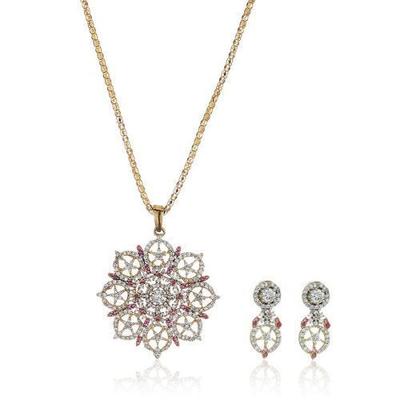 Wunderschöner vergoldeter amerikanischer Diamant-Anhänger in Blumenform für Damen