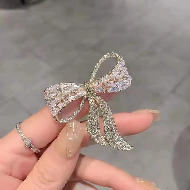 Lehký luxusní zirkonový mašličkový brož, High-end ženský svetr, Korsáž ke kostýmu, Niche pin, Doplňky proti světlu pro ženy