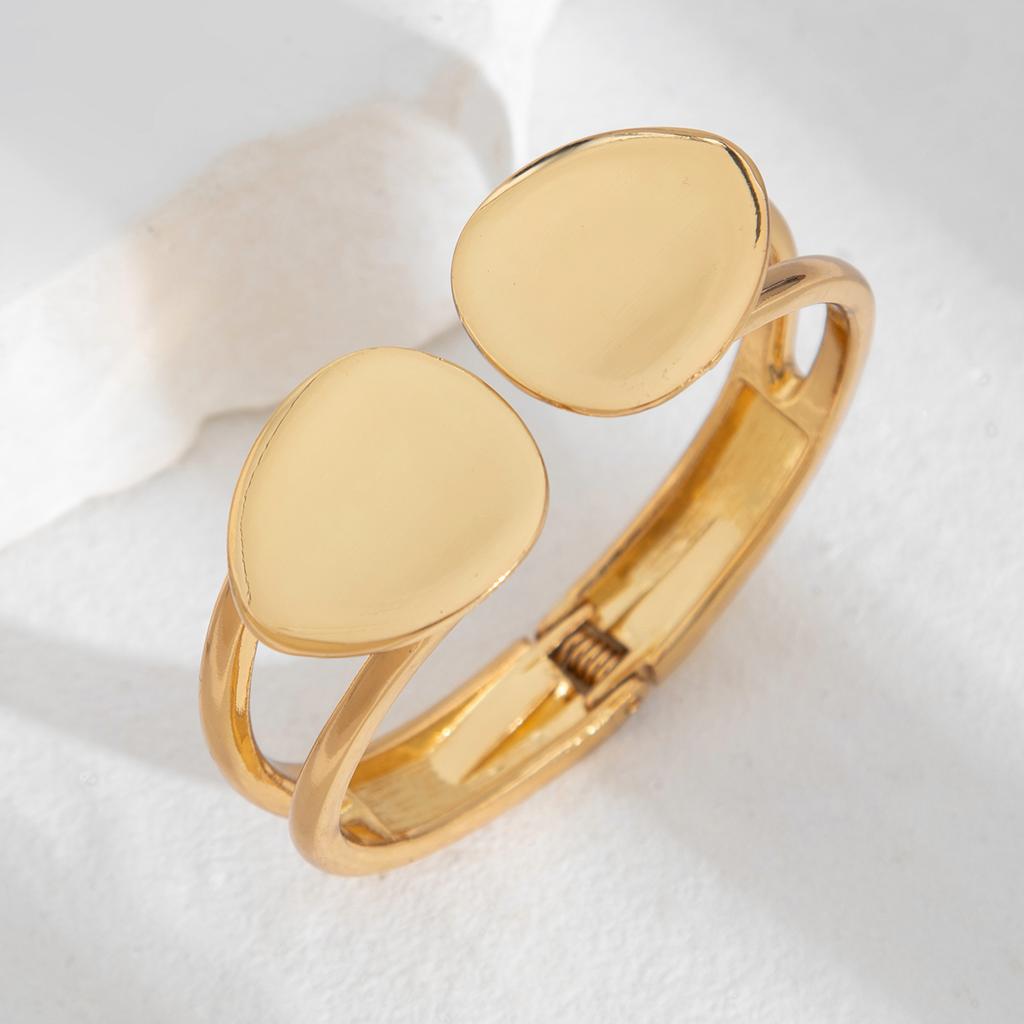 Salircon Exaggerated Big Imitation Pearl Open Bracelets for Woman Vintage Striped Metal Spring Bangles Punk Party Jewelry
