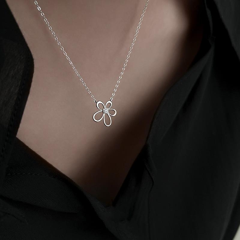 Collana di Fiori da Donna Lusso Leggero Senso del Design di Nicchia Zirconi Micro-incastonati Fiore a Cinque Petali Catena Clavicola Catena da Collo Girasole in Acciaio Inossidabile