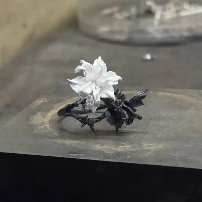 Mandala Flower Exquisite Black and White Ring for Women Personality Metal Punk Party Finger Ring Fashion Jewelry Accessories