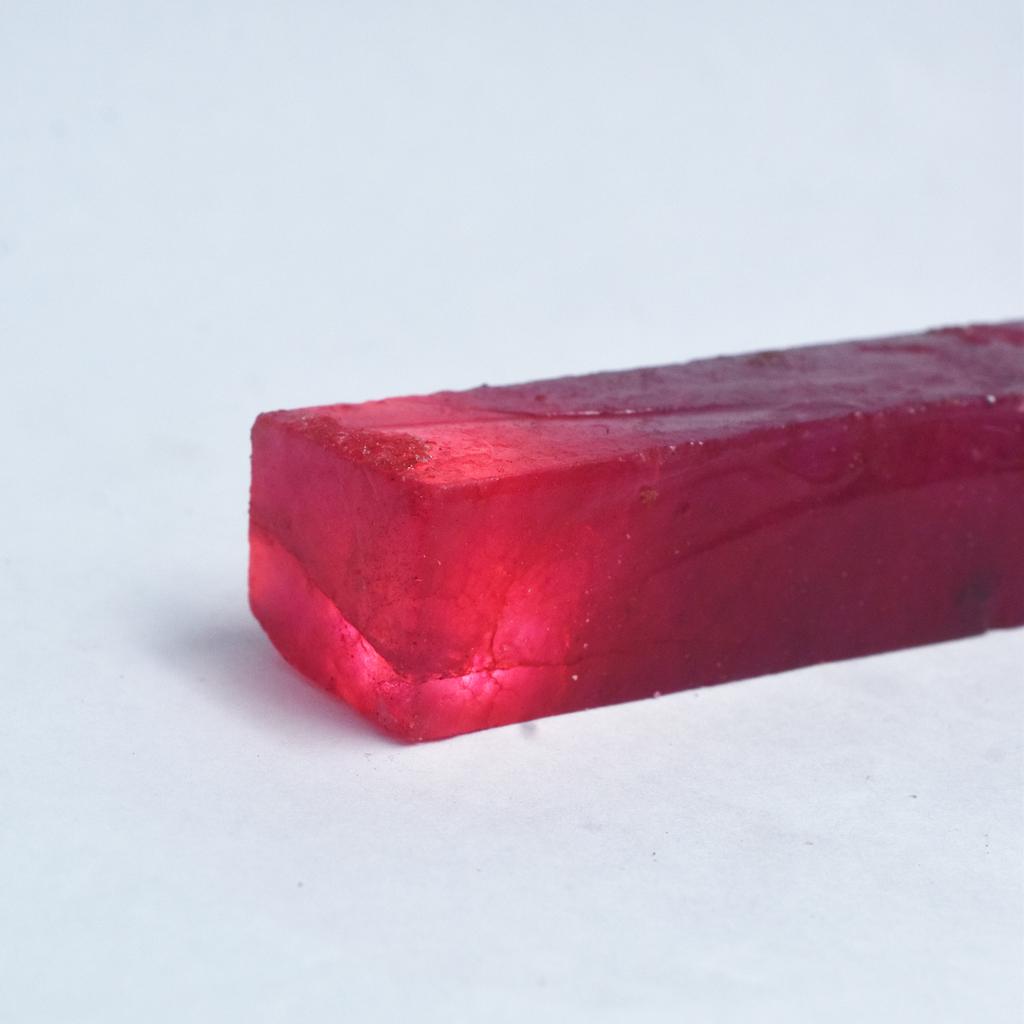89,7 ct přírodní červený rubín, neopracovaný, surový, volný drahokam, CERTIFIKOVANÝ