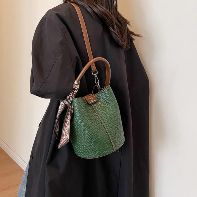 Standard gewebte Schal-Tasche für Damen  Bucket Bags  Schultertasche  tragbare Umhängetasche  Luxusmarken-Taschen  neue Mode