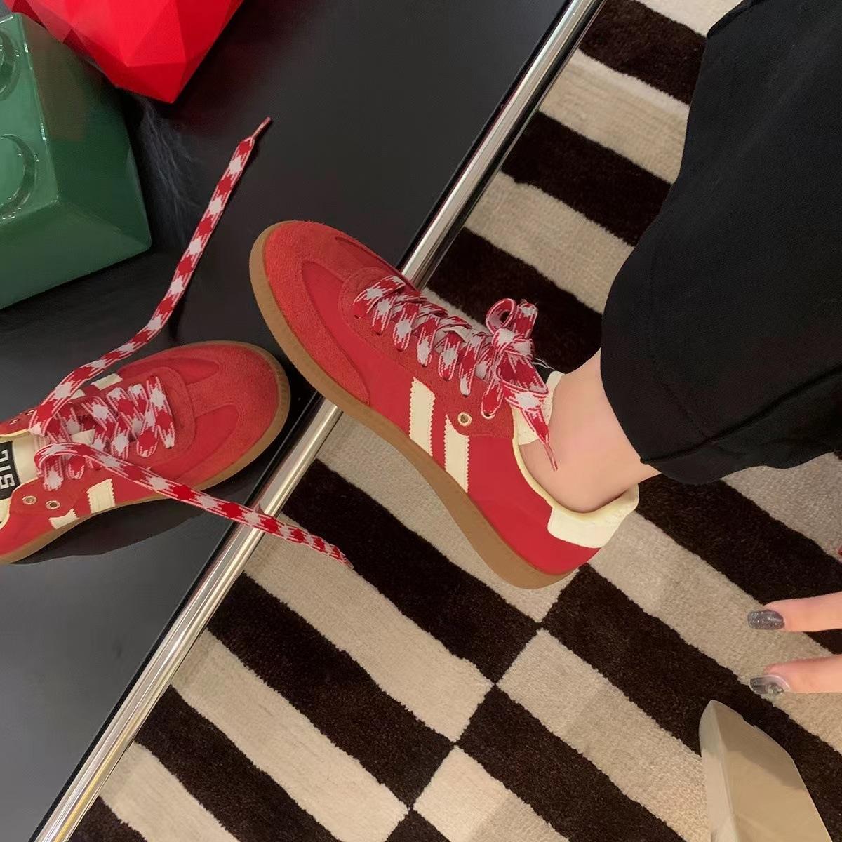 

Красные ретро немецкие тренировочные туфли женские 2025 новые кожаные на плоской подошве универсальные повседневные спортивные туфли 40