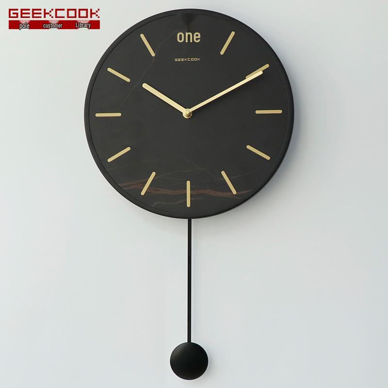 

Скандинавские настенные часы с мраморным узором: Элегантная металлическая рама с качающимся дизайном