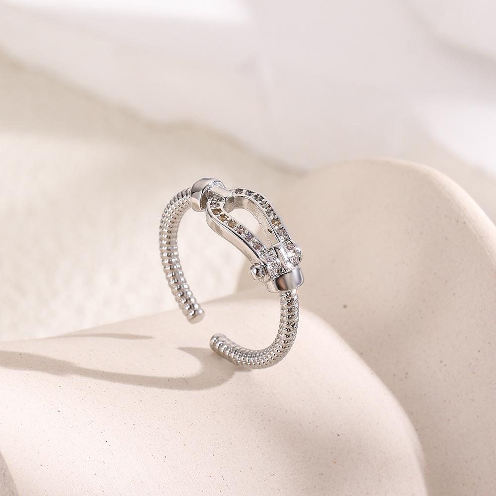 Retro Horseshoe Buckle Ring: Women's Geometric Copper U-shaped Design