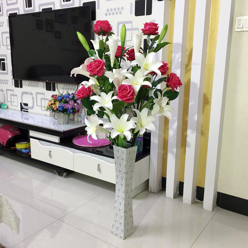 Künstlicher Hochzweig-Lilienstrauß: Seiden- & PU-Tulpen für Wohnzimmer-Bodendekoration