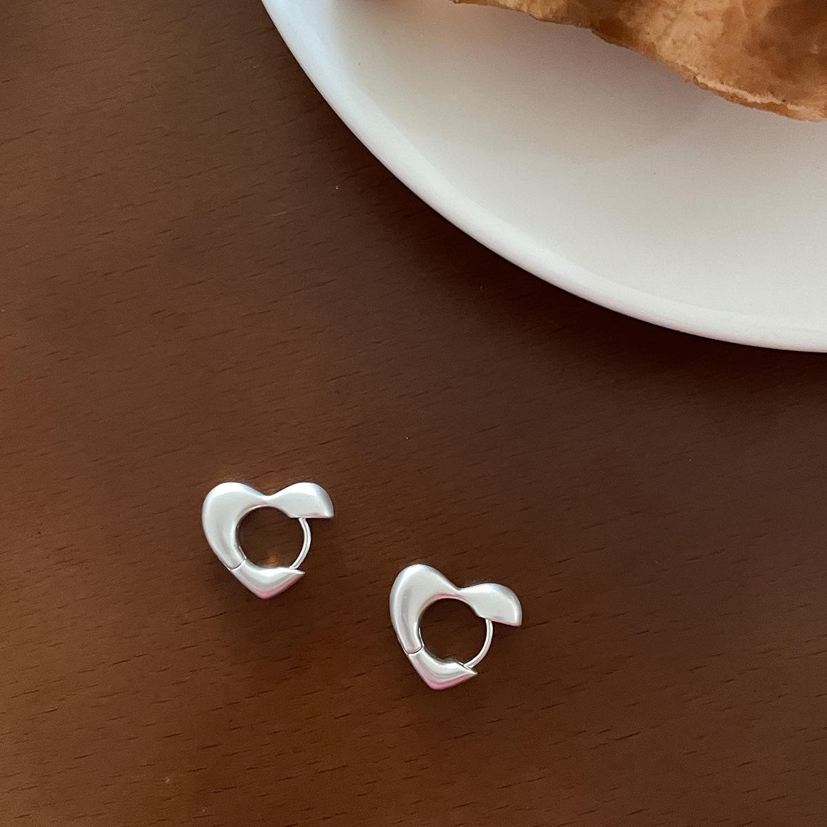 

Korean retro love earrings women s exquisite niche high-end sense ring sealing glaze matte ear buckle light luxury fashion earrings 925 silver needle