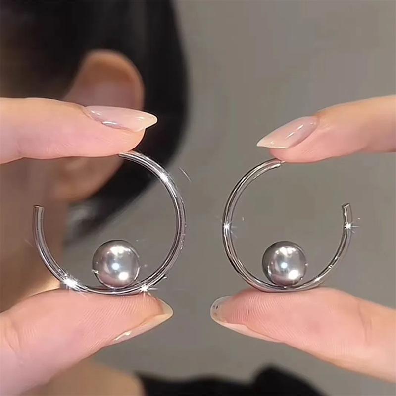 Trendy High-End French Pearl Earrings for Women: Elegant Niche Style