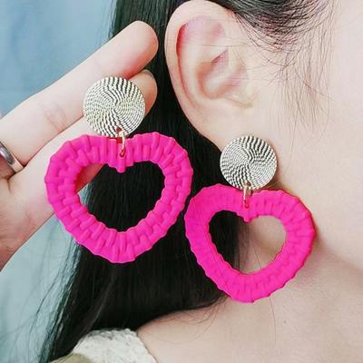 1 çift Hollow-out Aşk Kalp Dangle Küpe Kadın Kızlar için Moda Şeker Renkli Akrilik Saplama Küpe Hafif Kalp Damla Kulak Takı