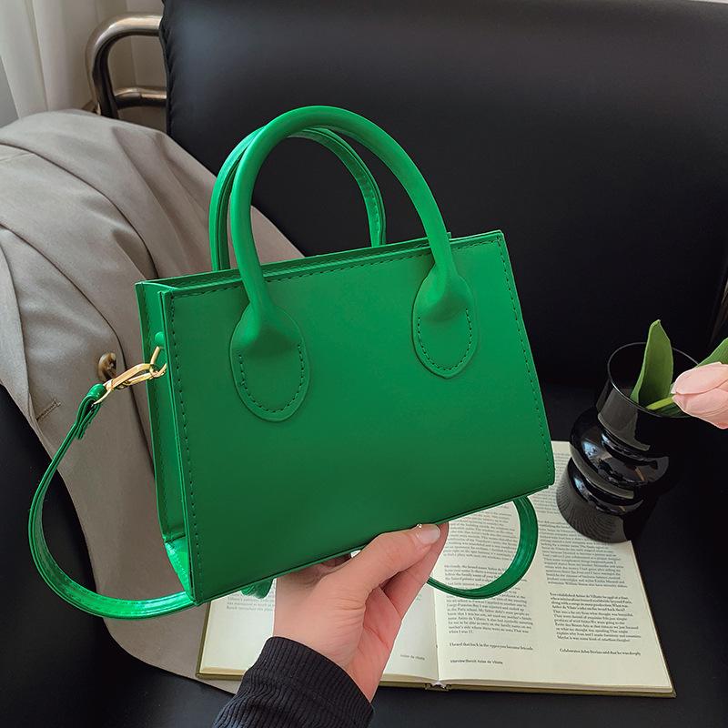 

Trendy girl bag female messenger bag 2025 new trendy portable solid color women s bag commuter large capacity small square bag зелёный