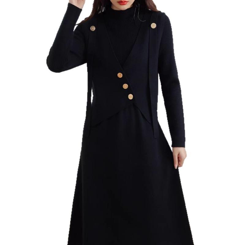 Metal buckle V-neck knitted stacked vest sweater skirt set women's autumn and winter new temperament elegant knitted sweater set