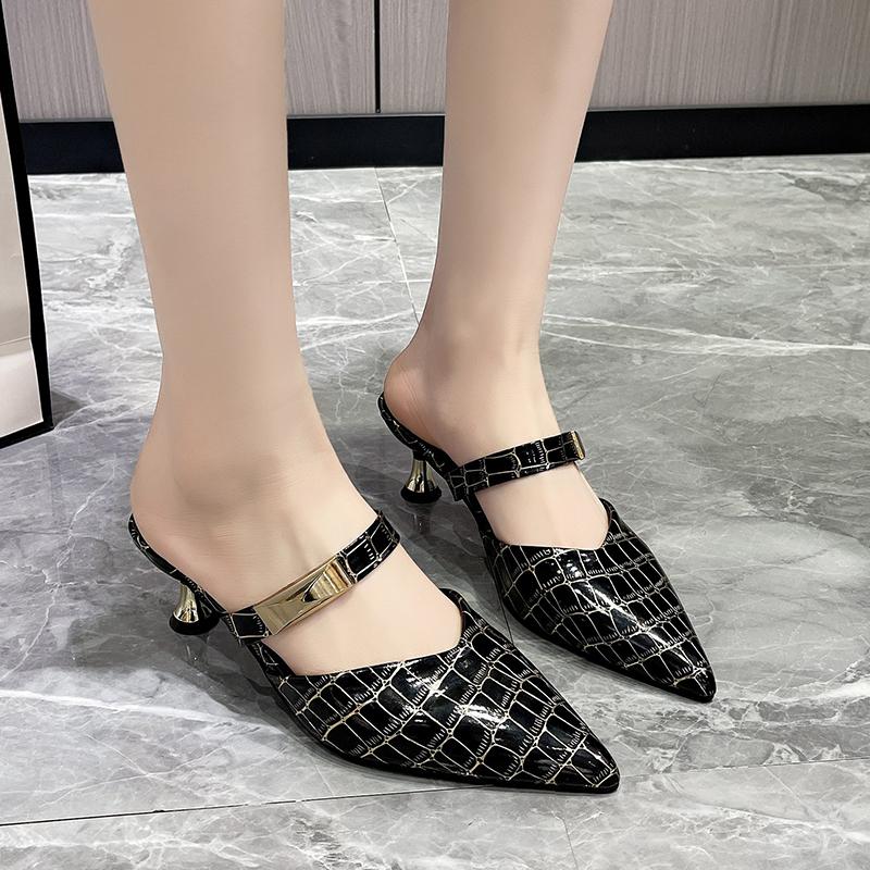 

Мода 2024 Новый размер 35-42 Женские туфли-мюли на каблуке-рюмочке Золотые заклепки с острым носком Летние сандалии Модные бежевые женские повседневные 42 белый