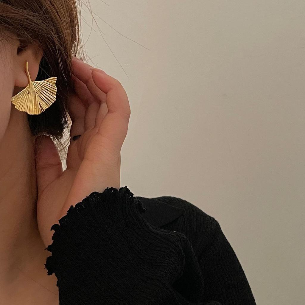 European Retro Ginkgo Leaf Stud Earrings: High-End, Fan-Shaped, Versatile, Exquisite Ear Jewelry