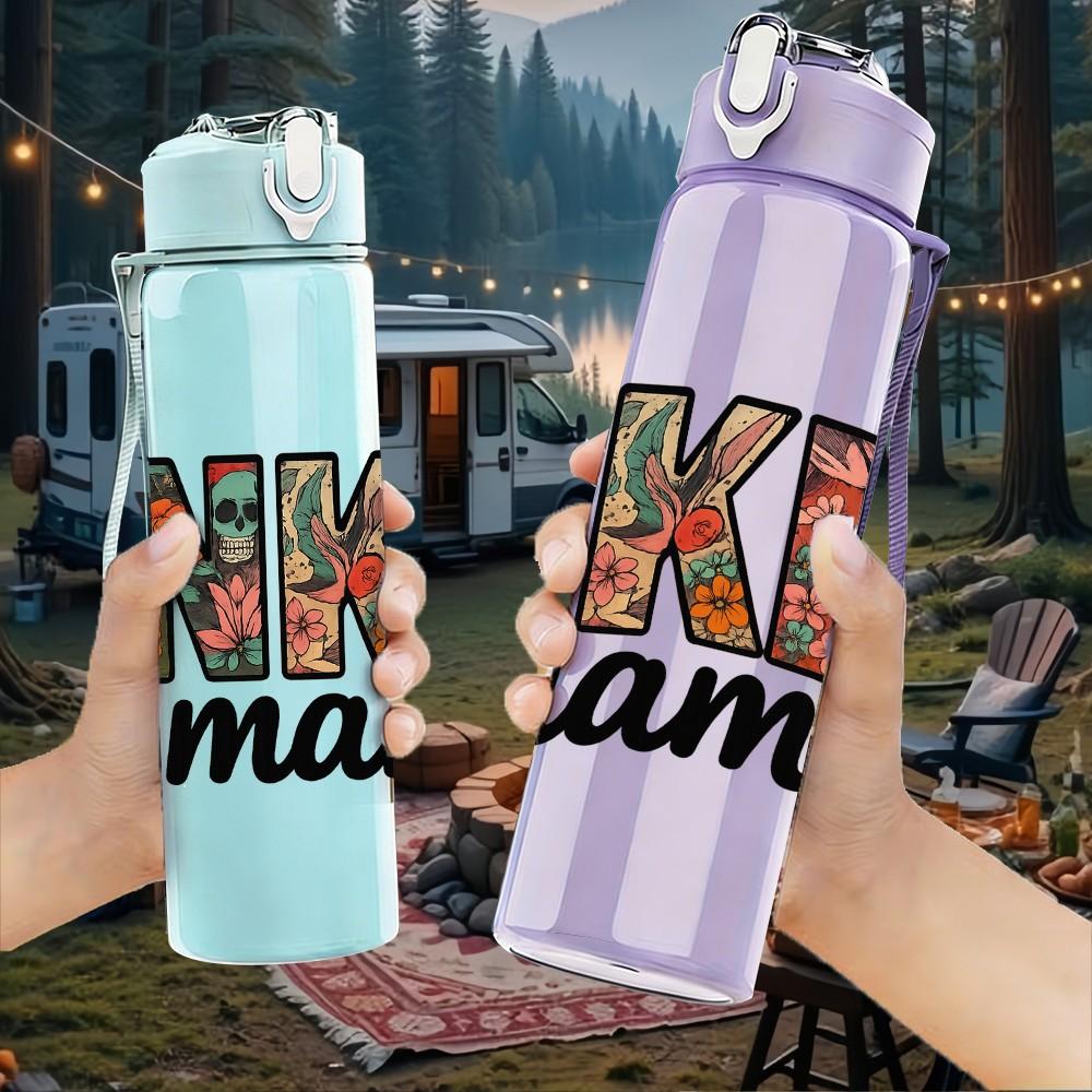 1PC Inked Mama Retro Bold Letter Print 750ml Color Plastic Sports Water Bottle Leakproof Flip Straw Lid Suitable for Sports Office Home Use
