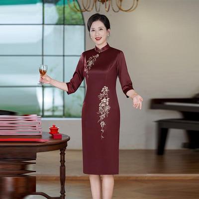 Cheongsam Bordado Vinho Tinto Petite para Sogra - Vestido de Noite para Casamento e Brinde 2025 com Mangas de Comprimento Médio.