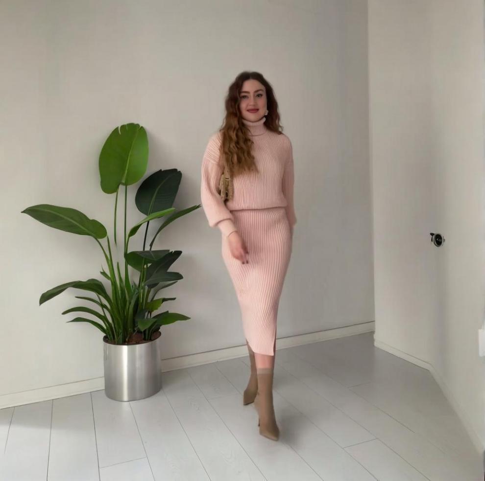 2025 A/W Solid Color High Neck Pullover & Slit Skirt Set