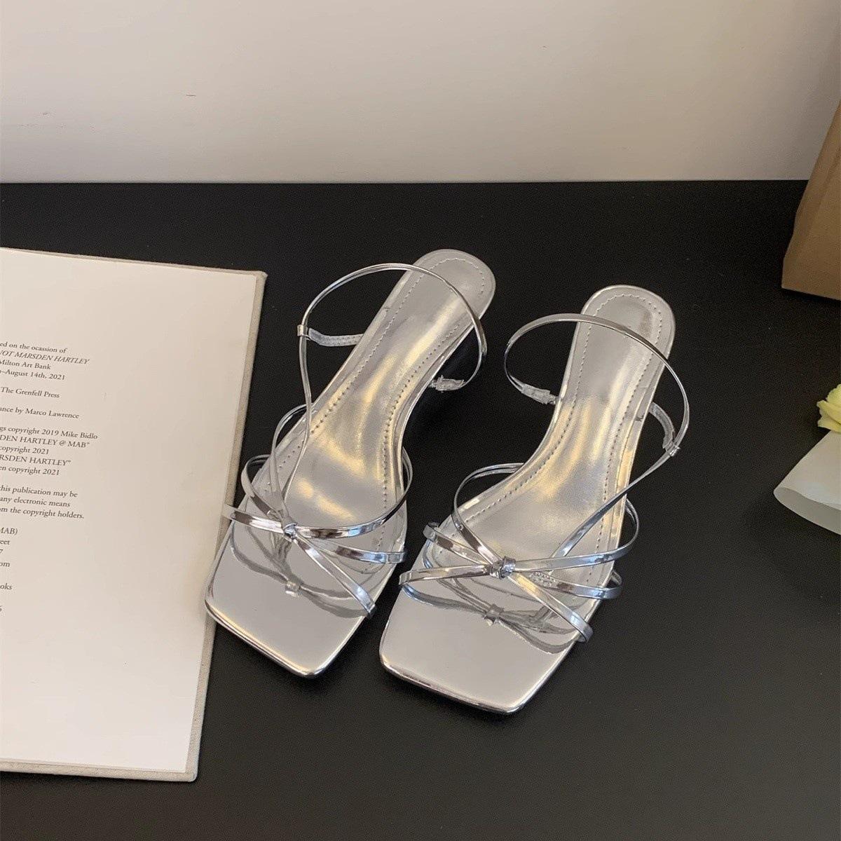 

French silver cross-strap open-toed beautiful sandals women wear 2025 new fairy slope heel cool slippers 35 серебряный