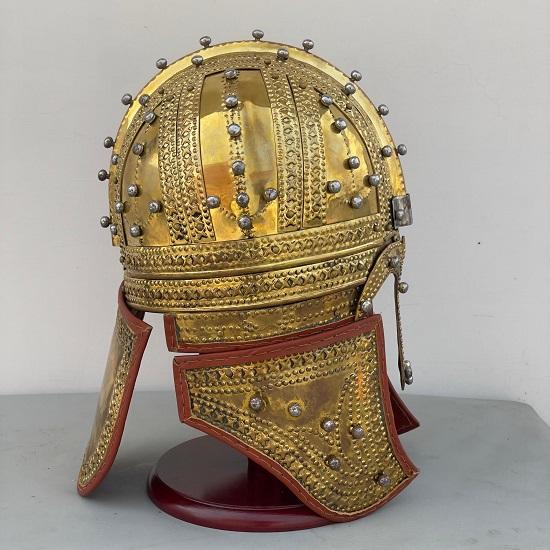 Mittelalterlicher Stahlritterhelm, Schwarzes Finish, Cosplay-Rüstung mit Ständer