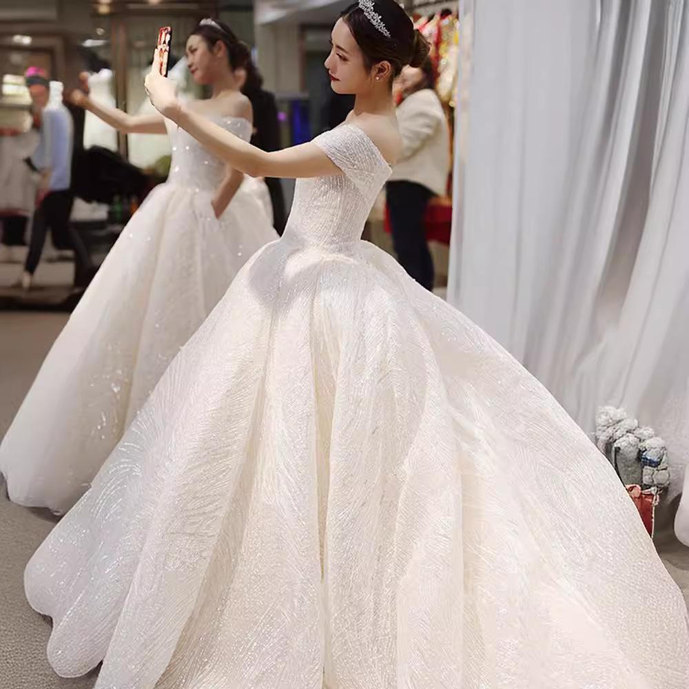 Vestido de Noiva Estrelado com Decote em V - Vestido Luxuoso Estilo Audrey Hepburn, Vestido de Baile de Princesa Brilhante com Cauda Longa