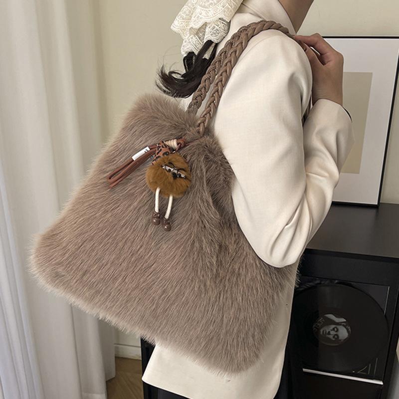 2025 New Autumn Handbag Plush Bag Women's Fashion Shoulder Bag Lazy Wind Large Capacity Underarm Bag Women
