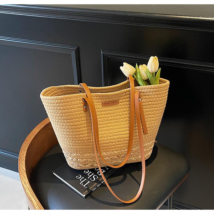 Нишевая дизайнерская сумка-тоут 2025 новая простая модная маленькая свежая весенняя повседневная соломенная сумка коричневый
