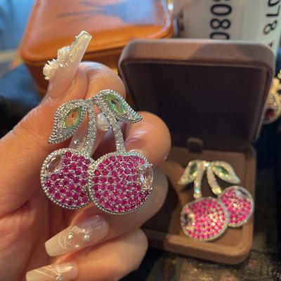 Boucles d'oreilles bijoux micro-incrustés mignons et ludiques cerises colorées haut de gamme fruit printemps rétro frais et polyvalent