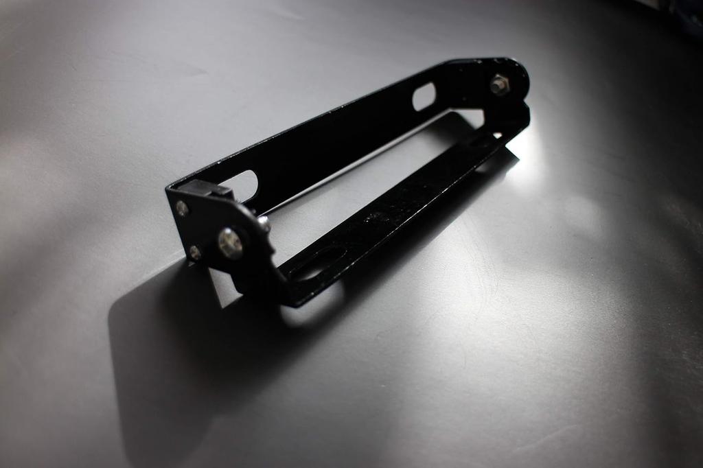 Verstellbare Universal-Aluminium-Kennzeichenhalterung für Motorräder und Mopeds 180° (Schwarz)
