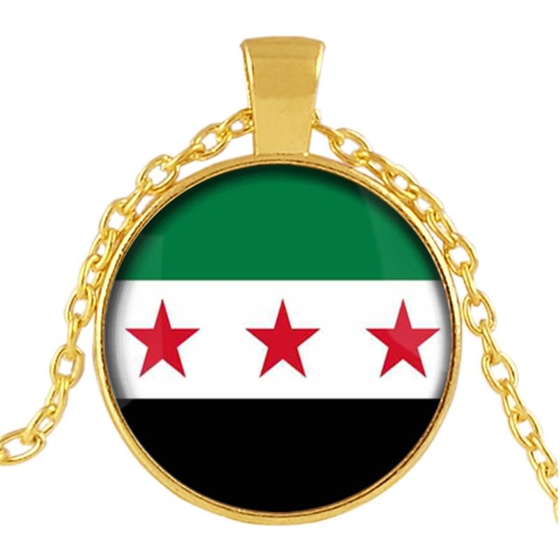 Elegante Halskette mit Anhänger der syrischen Flagge, die Nationalstolz und kulturelle Identität symbolisiert, aus robusten Materialien für den Alltag