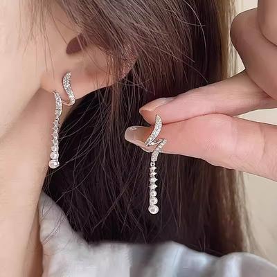 Fashionable Earrings with Temperament, Long Earrings for Girls, Niche Design, Unique Spiral Super Flash, Simple and Fashionable Tassel Earrings