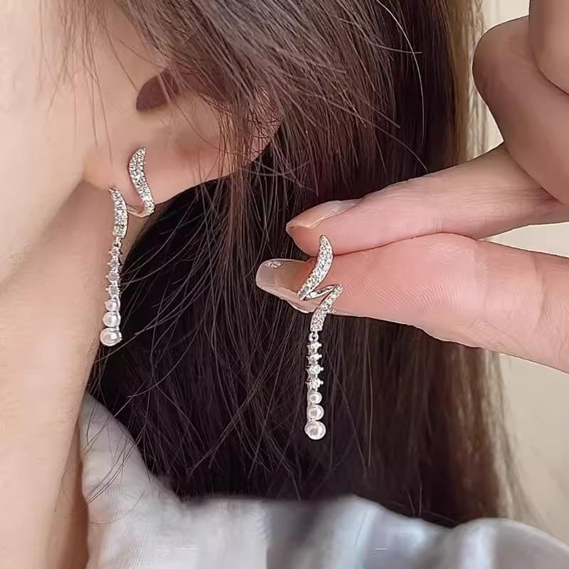Fashionable Earrings with Temperament, Long Earrings for Girls, Niche Design, Unique Spiral Super Flash, Simple and Fashionable Tassel Earrings