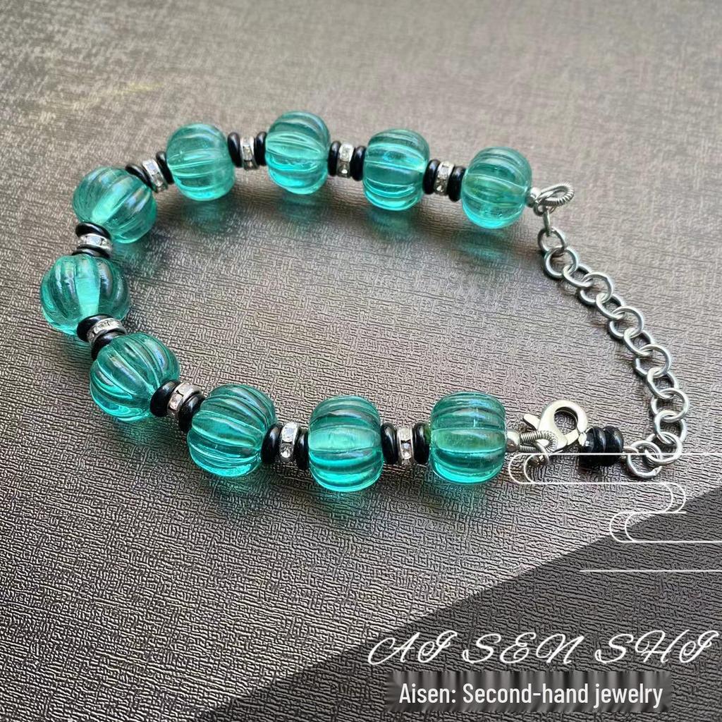 Vintage Kürbis Perlen Schmuckset: Ohrringe, Halskette, Armband und Ohrhaken im Retro-Nischen-Design.