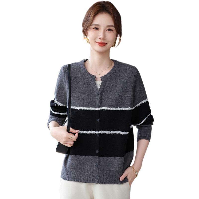 Temperament elegant color matching knitted cardigan mother clothing autumn and winter new loose casual middle and old women's clothing tops tide
